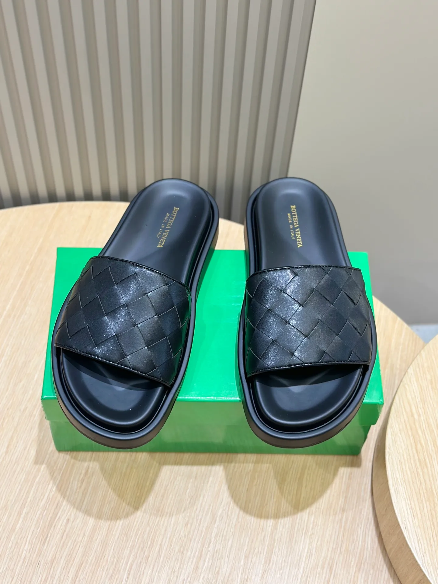 Factory price: 360💰BV hand-woven men's slippers and sandals - suitable for walking. It still emphasizes minimalism and practical wearability, but is full of vivid artistry. Super classic, luxurious and comfortable, imported cowhide + cowhide lining + lightweight outsole Size: 39-44 (customized at 38.45)